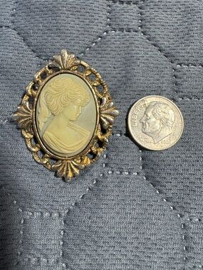 Vintage Peri Signed Cameo Pendant Brooch in Gold and Cream tones